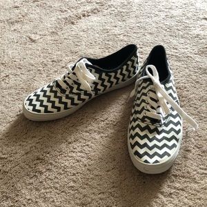 Chevron low top city sneakers size 7 NWT